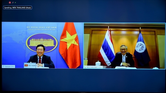 Deputy Prime Minister and Foreign Minister Phạm Bình Minh, left, and Thai Foreign Minister Don Pramudwinai during a virtual talk on Thursday. — VNA/VNS Photo

