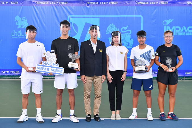 Palaphoom Kovapitukted, 2nd from left and Mananchaya Sawangkaew, 2nd from right, during the award presentation.