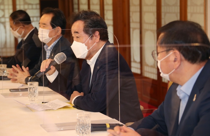 The ruling Democratic Party of Korea Chairman Lee Nak-yon speaks Sunday in a ruling party-government-presidential house meeting held at the Prime Minister's Office. (Yonhap)