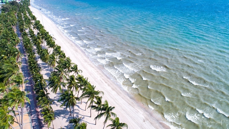 Holiday crowds swarm Bang Saen beach Holiday crowds swarm Bang Saen beach