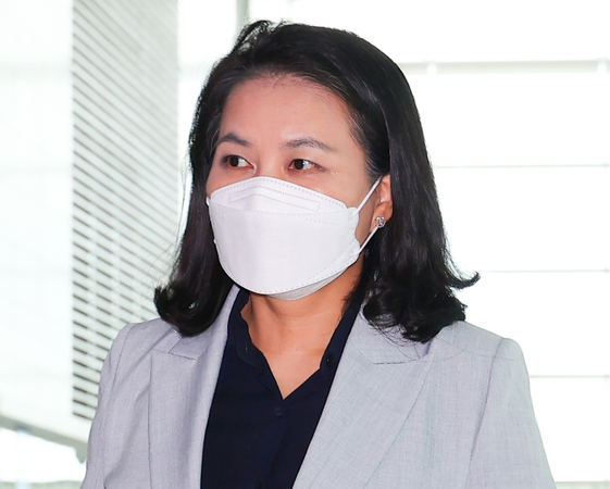 Trade Minister Yoo Myung-hee departs for Geneva from Incheon International Airport, Aug. 31. (Yonhap)