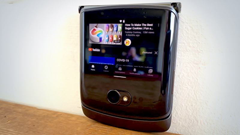 Motorola's 5G foldable Razr adds better cameras and processor, costs less Motorola's 5G foldable Razr adds better cameras and processor, costs less