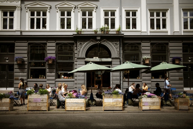 Customers sits at terraced tables at a cafe in Copenhagen, Denmark on June, 16, 2020. MUST CREDIT: Bloomberg photo by Carsten Snejbjerg.
Photo by: Carsten Snejbjerg — Bloomberg
Location: Copenhagen, Denmark