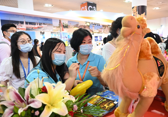 The 16th Cross-Straits travel expo takes place in Xiamen, Fujian province, Aug 28, 2020. Culture and tourism bureaus from over 10 provinces took part in the event to promote destinations in their respective regions. The travel expo will help build a platform for regional cooperation in the travel sector and thus facilitate the recovery of domestic tourism industry. [Photo/Xinhua]