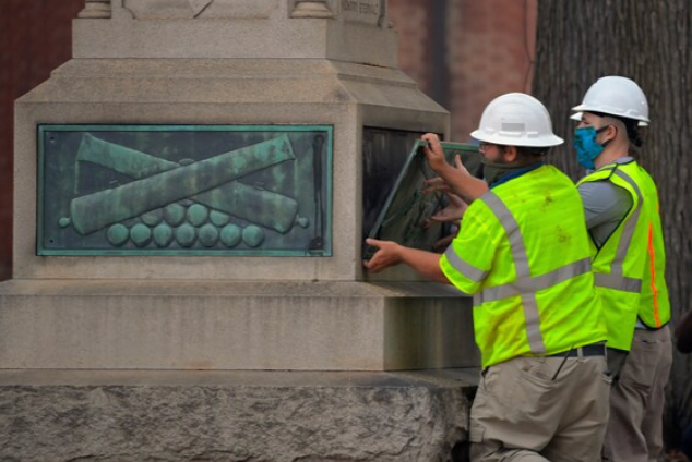 Workers remove a plaque at the base of the Confederate soldier statue at the Albemarle County courthouse in Charlottesville on Saturday, Sept. 12. MUST CREDIT: Washington Post photo by John McDonnell.
