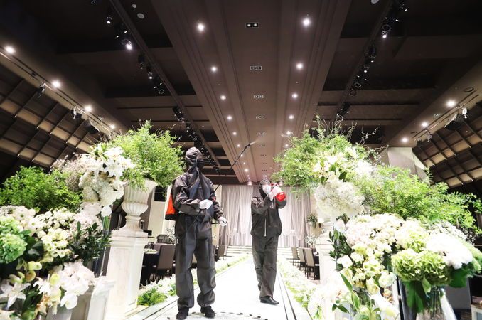 Workers disinfect a wedding venue in Suwon, Gyeonggi Province, on Aug. 19. (Yonhap)