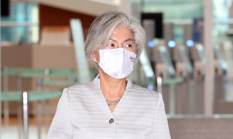 South Korean Foreign Minister Kang Kyung-wha arrives at the Incheon International Airport to depart for Vietnam on Thursday. (Yonhap)