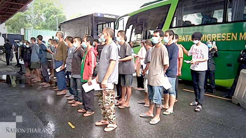 Malaysia deports 48 Thais caught working illegally Malaysia deports 48 Thais caught working illegally