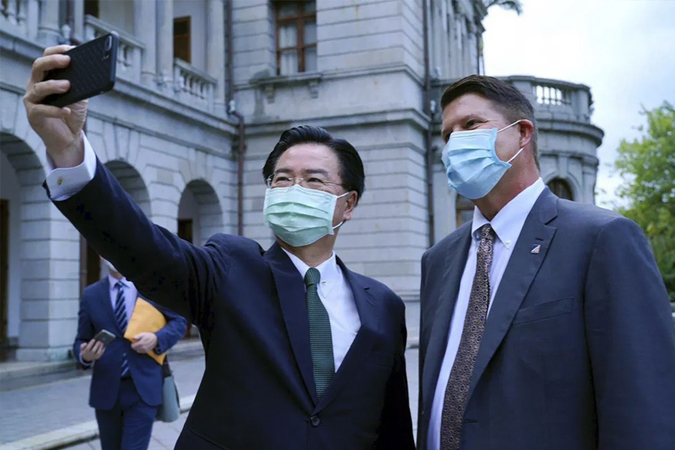 Chinese jets buzz Taiwan over US diplomat's visit Chinese jets buzz Taiwan over US diplomat's visit