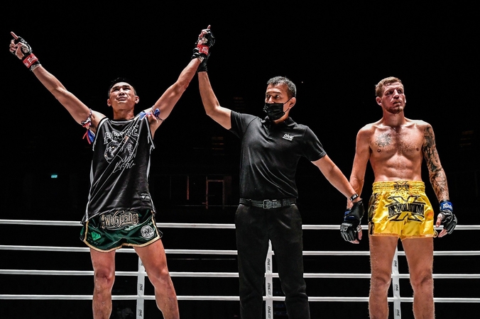 Petchmorakot extends his One featherweight reign with technical KO Petchmorakot extends his One featherweight reign with technical KO