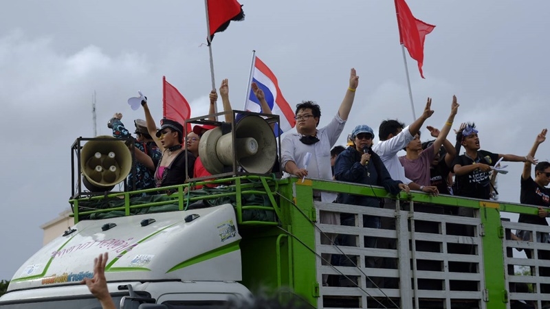 Police close five routes as protesters eye Sanam Luang due to huge turnout Police close five routes as protesters eye Sanam Luang due to huge turnout