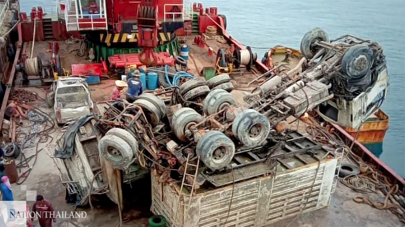 Garbage truck, pickup vehicle salvaged from sunken Raja 4 ferry Garbage truck, pickup vehicle salvaged from sunken Raja 4 ferry