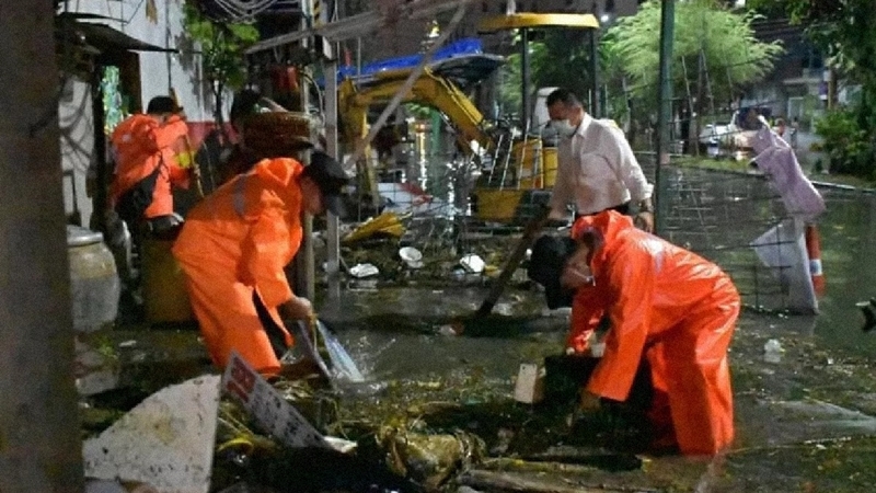 Governor blames topography for severe flooding in Bangkok Governor blames topography for severe flooding in Bangkok