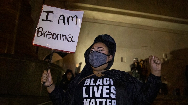 A female protester during the Black Lives Matter protests on Sept. 23, 2020, in Portland, Oregon. . MUST CREDIT: Washington Post photo by Paula Bronstein