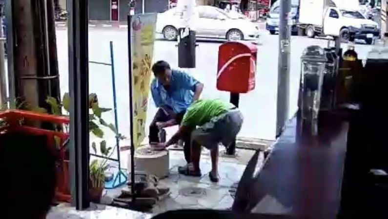 Man flees on stolen bicycle after failed bag- snatching attempt Man flees on stolen bicycle after failed bag- snatching attempt