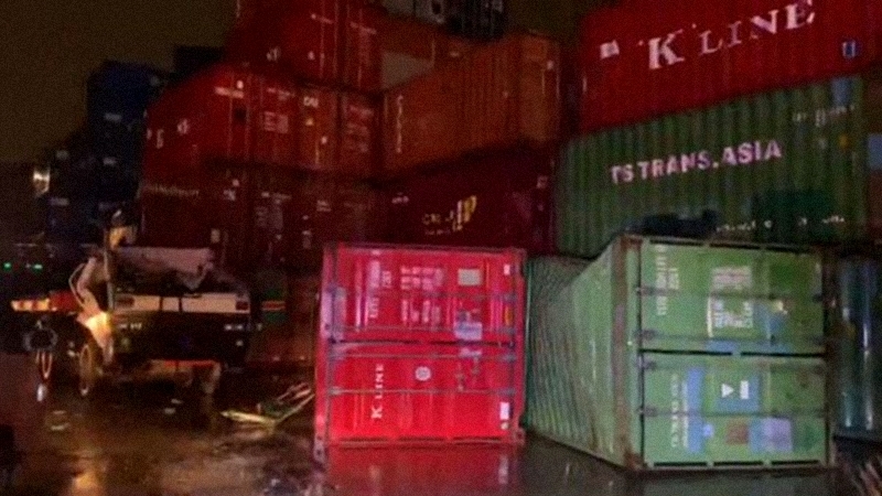 Samut Prakan port worker severely injured as container lands on his vehicle Samut Prakan port worker severely injured as container lands on his vehicle