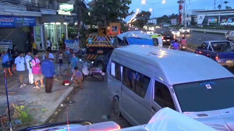 Two hurt: crane truck rams multiple vehicles in Ubon after 'brake failure' Two hurt: crane truck rams multiple vehicles in Ubon after 'brake failure'
