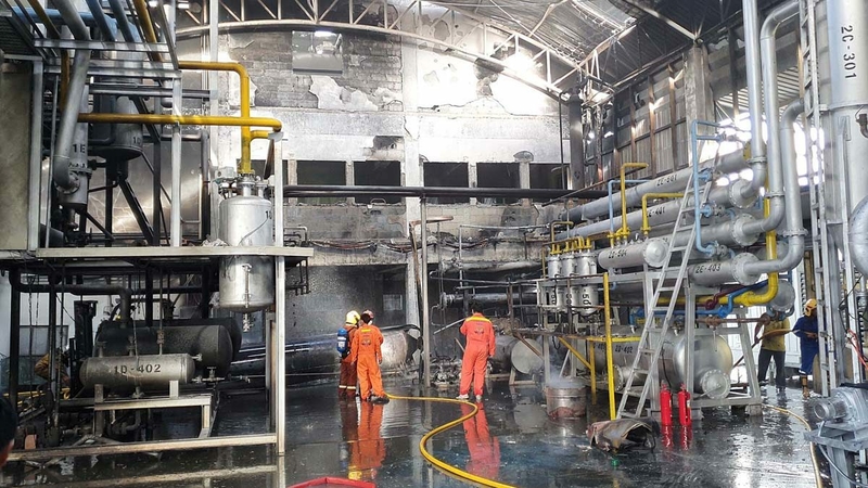 Two killed as brand new Samut Sakhon oil refinery bursts into flame Two killed as brand new Samut Sakhon oil refinery bursts into flame