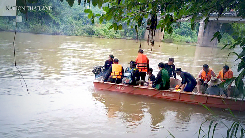 Lampang volunteers hunt for man who may have jumped into river Lampang volunteers hunt for man who may have jumped into river