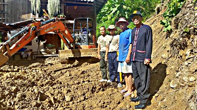 Authorities, neighbours come to aid of Mae Hong Son resident after landslide damages house Authorities, neighbours come to aid of Mae Hong Son resident after landslide damages house