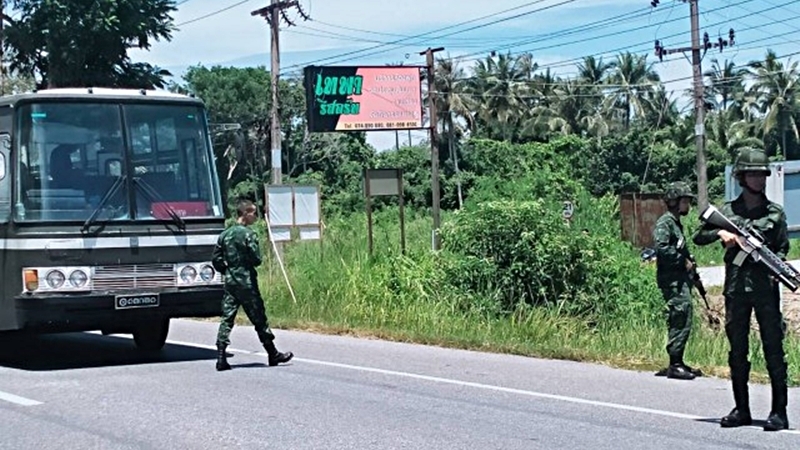 Military convoy ambushed by suspected insurgents in Songkhla Military convoy ambushed by suspected insurgents in Songkhla