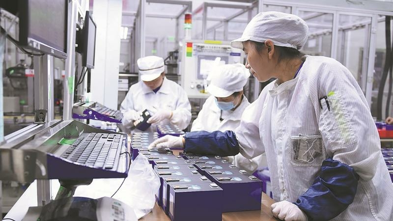 Workers examine charge cores at CATL's factory in Ningde, Fujian province. (PHOTO / XINHUA)