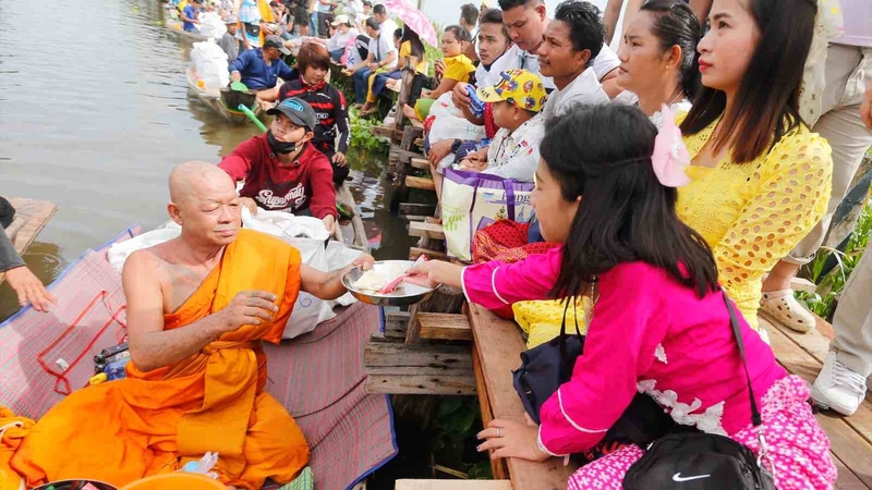A sacred tradition embracing links with the past A sacred tradition embracing links with the past