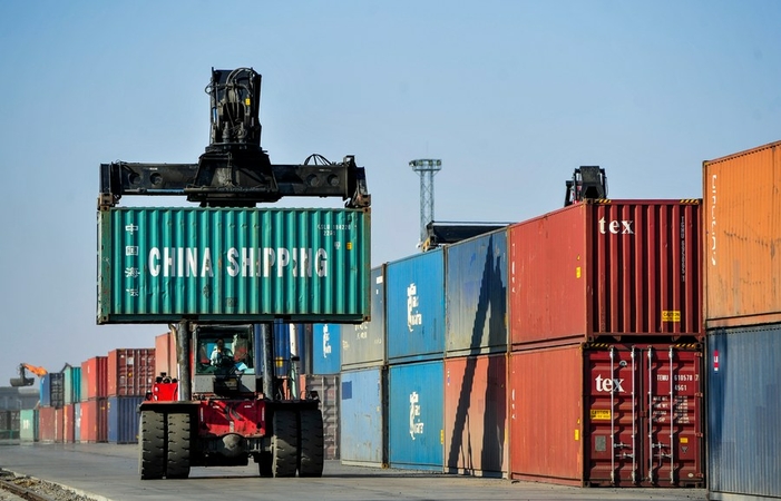 A crane loads containers at Erenhot Port in North China's Inner Mongolia autonomous region on April 11, 2020. [Photo/Xinhua]