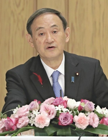 Prime Minister Yoshihide Suga answers questions from The Yomiuri Shimbun and other media at the Prime Minister’s Office in Tokyo on Monday. (The Yomiuri Shimbun)