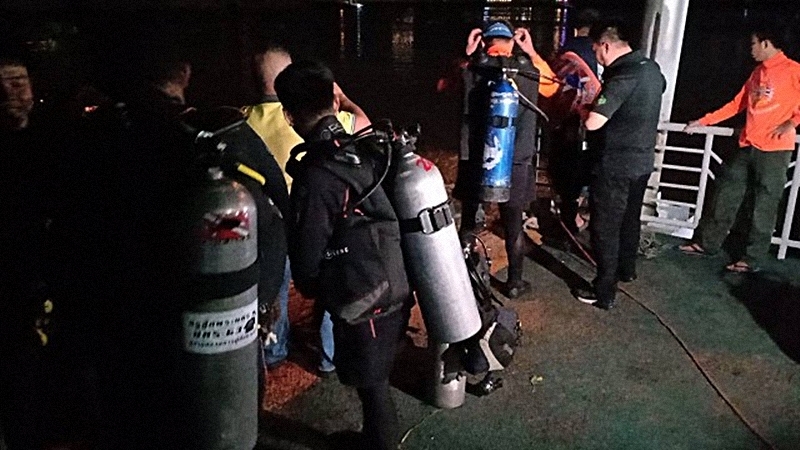 Divers search for couple swept away by Chao Phraya river current Divers search for couple swept away by Chao Phraya river current