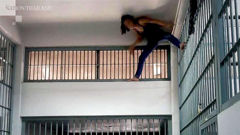 Suicidal ‘spider-woman’ in standoff with police Suicidal ‘spider-woman’ in standoff with police