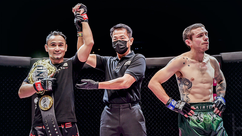 Sam-A Gaiyanghadao (left) maintains his title.