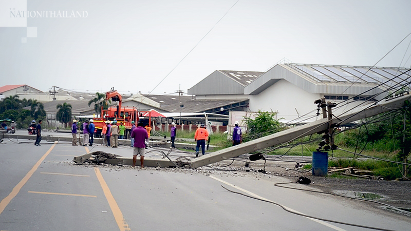 Speeding pickup smashes into electricity posts in Nakhon Pathom Speeding pickup smashes into electricity posts in Nakhon Pathom