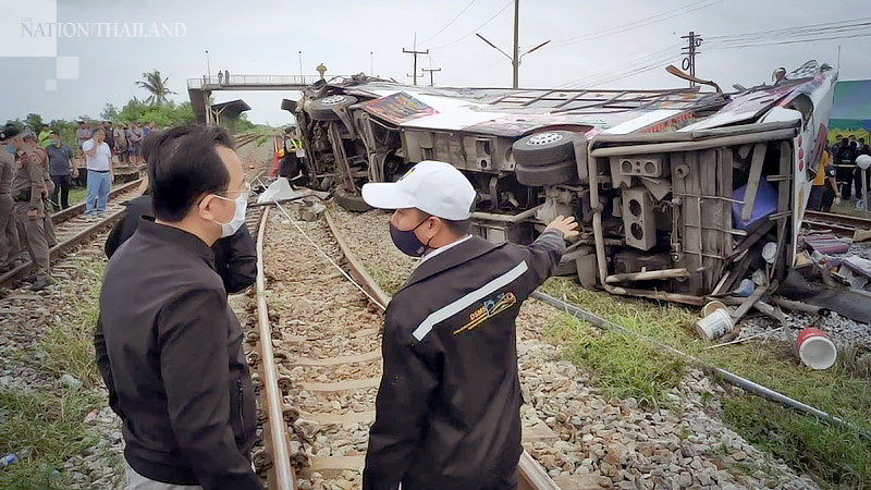 Broken railway signal, lack of gate blamed for deadly accident in Chachoengsao killing 18 Broken railway signal, lack of gate blamed for deadly accident in Chachoengsao killing 18