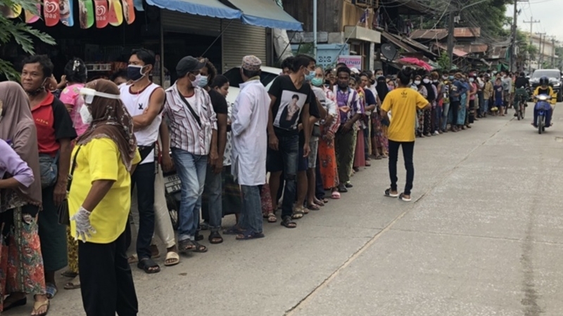 Locals, migrant workers queue up for tests after Covid-19 scare in Mae Sot Locals, migrant workers queue up for tests after Covid-19 scare in Mae Sot