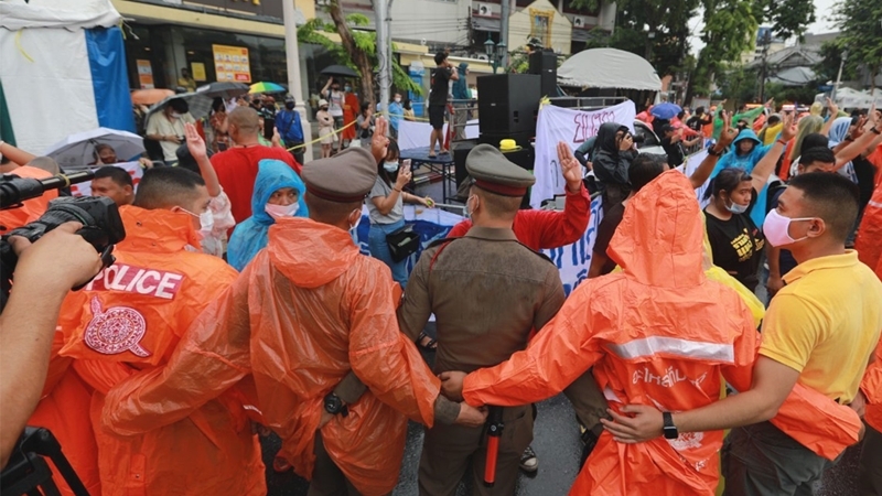 Protesters start setting up camp at Democracy Monument Protesters start setting up camp at Democracy Monument