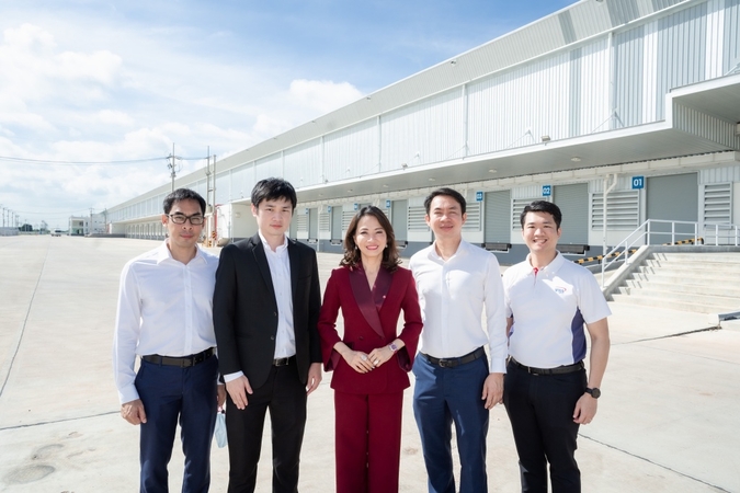 Chairwoman and Group CEO Jareeporn Jarukornsakul, centre

