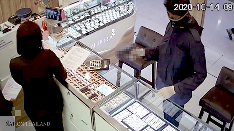 Tall teenager robs Nonthaburi gold shop Tall teenager robs Nonthaburi gold shop