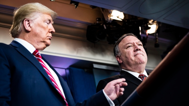 President Trump and Secretary of State Mike Pompeo talk during a briefing on the U.S. response to the pandemic. MUST CREDIT: Washington Post photo by Jabin Botsford.