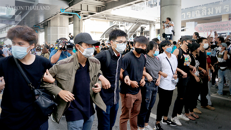 Protesters form ‘human wall’ in stand-off with police Protesters form ‘human wall’ in stand-off with police