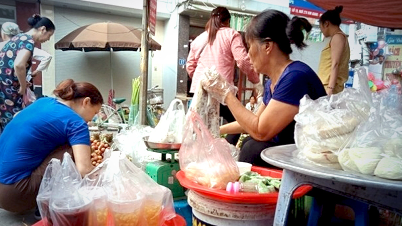 Despite campaign, Hanoi’s markets still flooded with plastic waste Despite campaign, Hanoi’s markets still flooded with plastic waste