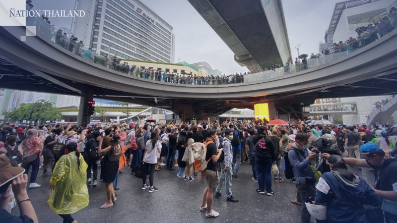 Protesters throng Pathumwan intersection, both on Skywalk and below Protesters throng Pathumwan intersection, both on Skywalk and below