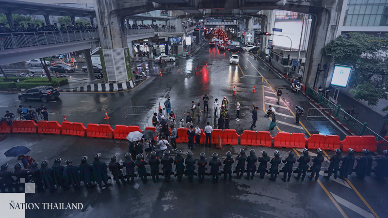 Police chief blocks access to roads, Skywalks, BTS stations in downtown Bangkok Police chief blocks access to roads, Skywalks, BTS stations in downtown Bangkok
