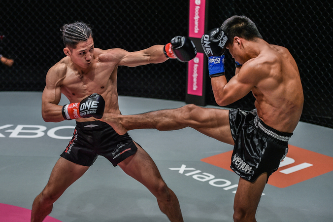 Hiroki Akimoto Edges Out Zhang Chenglong in Close Split Decision Victory in Singapore