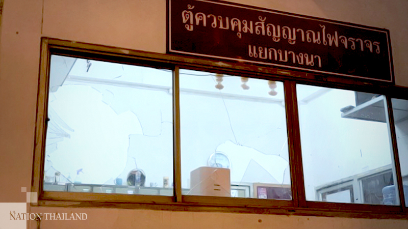 Bangna police checking CCTV footage to find rock-throwers Bangna police checking CCTV footage to find rock-throwers