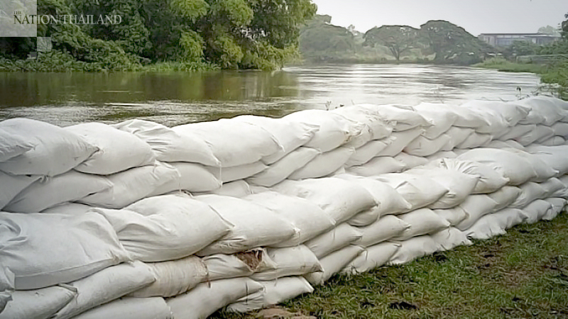 Sandbag wall erected to protect Nakhon Ratchasima museum from floodwater incursion Sandbag wall erected to protect Nakhon Ratchasima museum from floodwater incursion