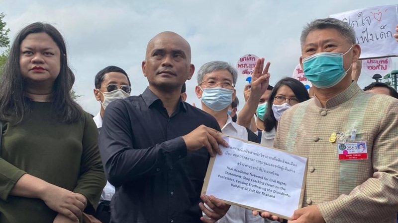 Over 1,000 academics sign petition calling on Prayut to resign Over 1,000 academics sign petition calling on Prayut to resign