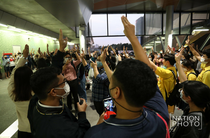 Protesters spring ‘big surprise’ with mass rendition of national anthem Protesters spring ‘big surprise’ with mass rendition of national anthem