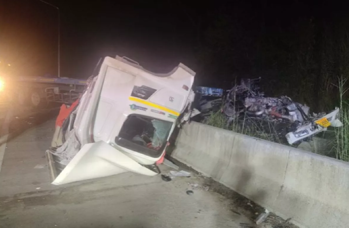 Driver hurt, wife killed in 22-wheeler crash Driver hurt, wife killed in 22-wheeler crash