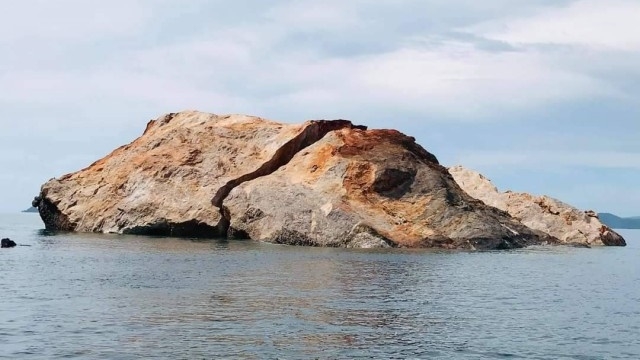Strong winds break huge rock formation in Krabi’s Koh Talu island Strong winds break huge rock formation in Krabi’s Koh Talu island